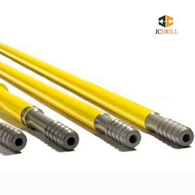 अच्छी कीमत हाइड्रोलिक लिफ्टिंग टॉवर स्टील क्रॉलर ट्रैवलिंग सिस्टम और WEICHAI DEUTZ 256KW इंजन के साथ वाटर वेल ड्रिलिंग रिग ऑनलाइन